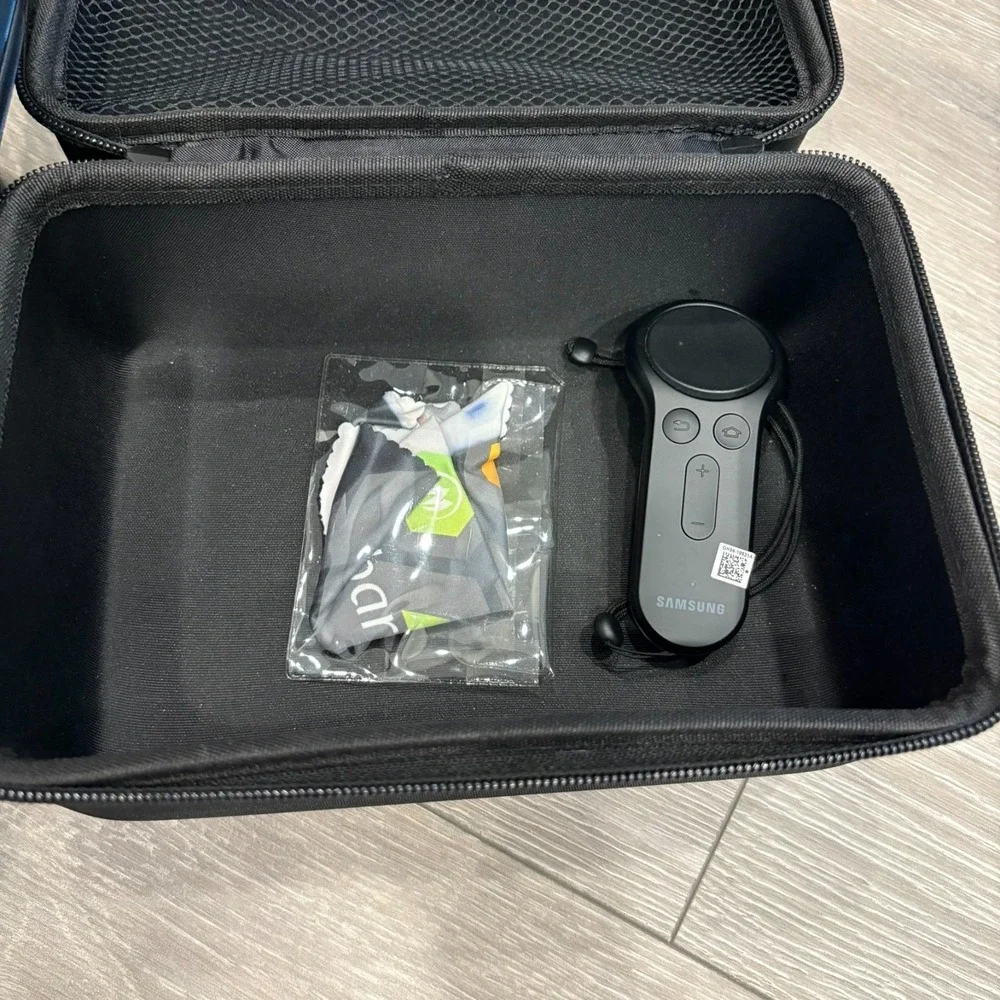 Samsung Gear VR SM-R323 Oculus Headset With Controller & Carrying‎ Case Black